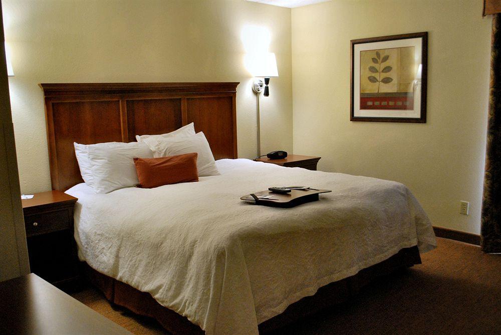 Hampton Inn Raleigh Capital Blvd North Стая снимка