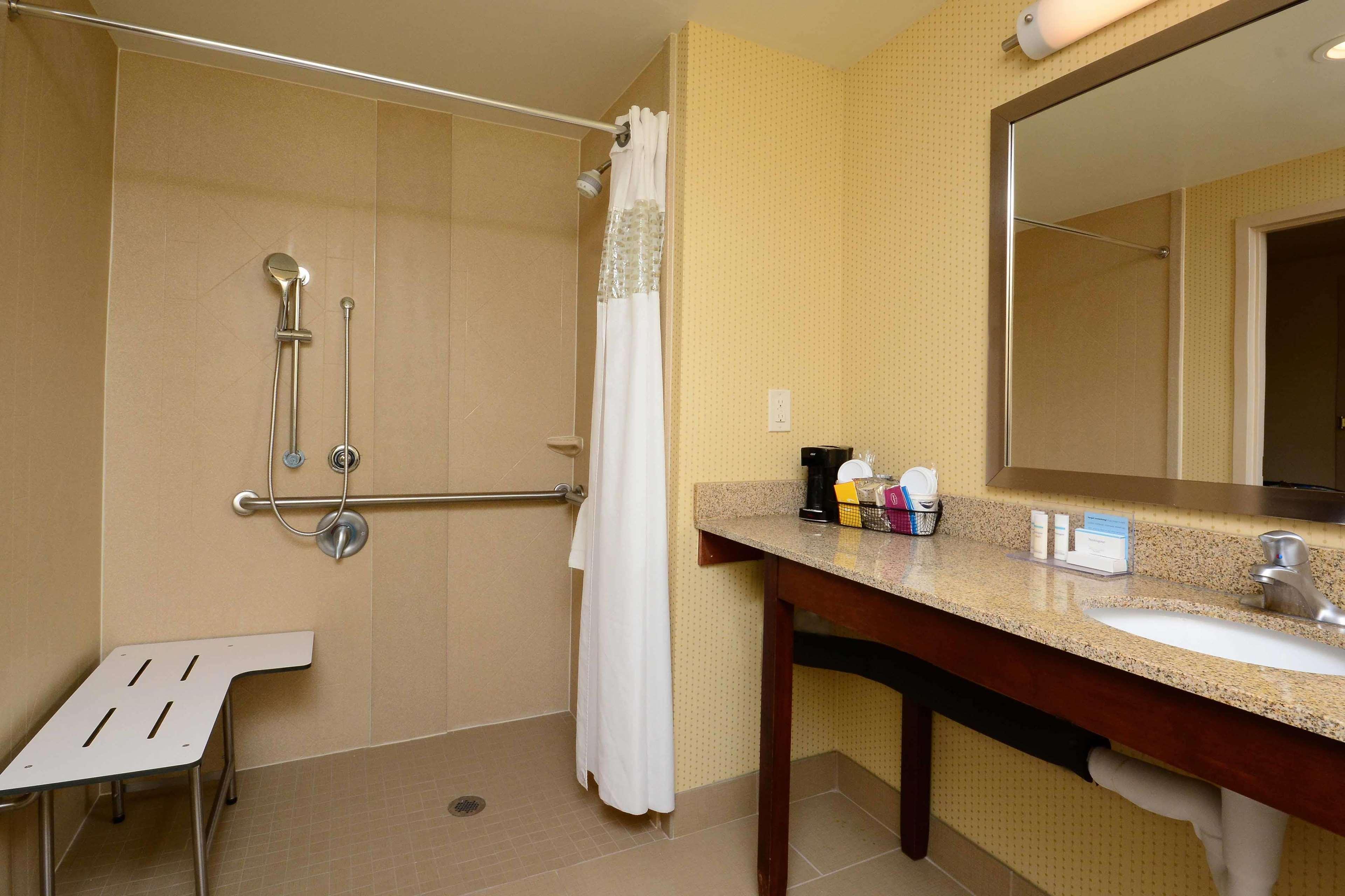 Hampton Inn Raleigh Capital Blvd North Екстериор снимка