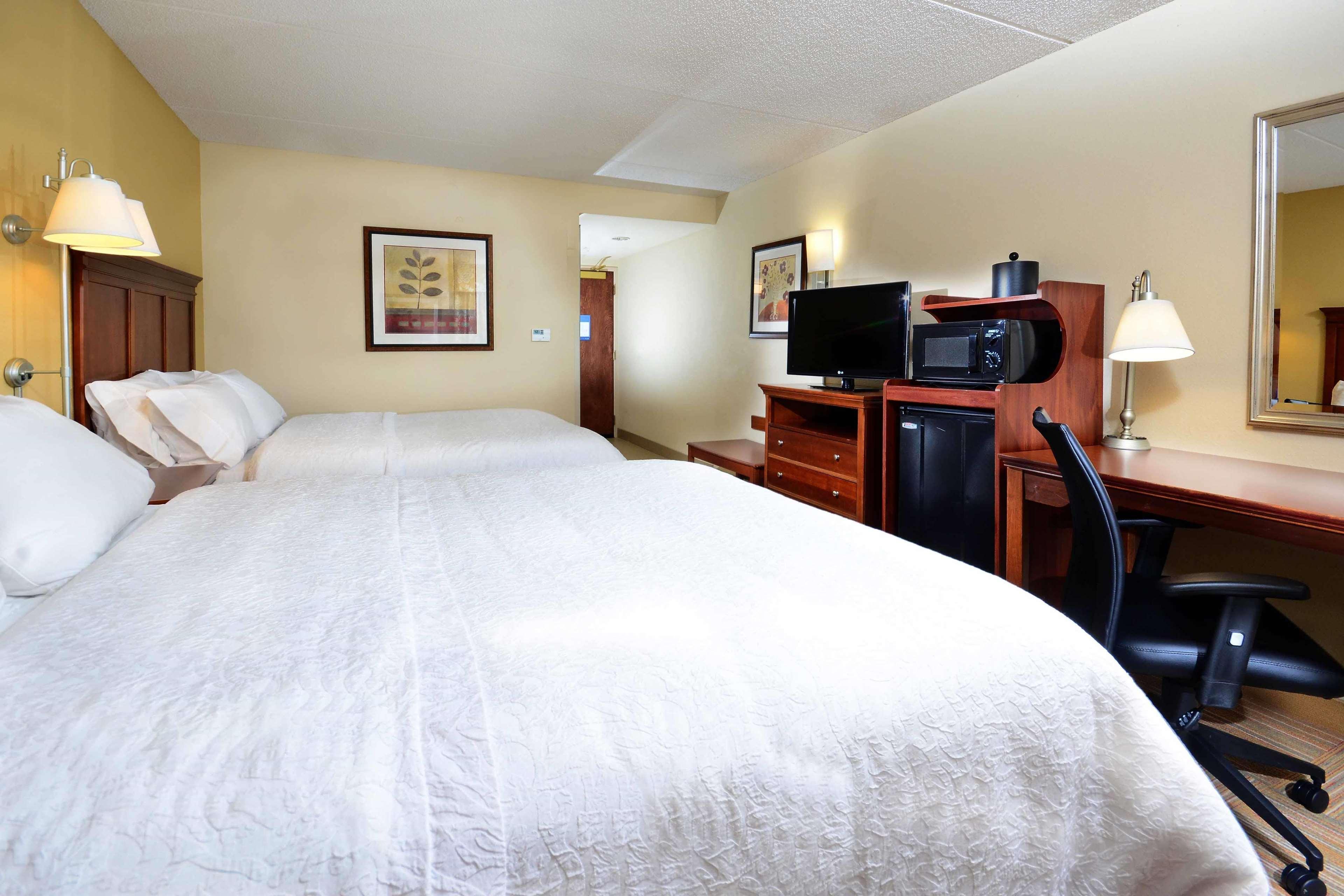 Hampton Inn Raleigh Capital Blvd North Екстериор снимка