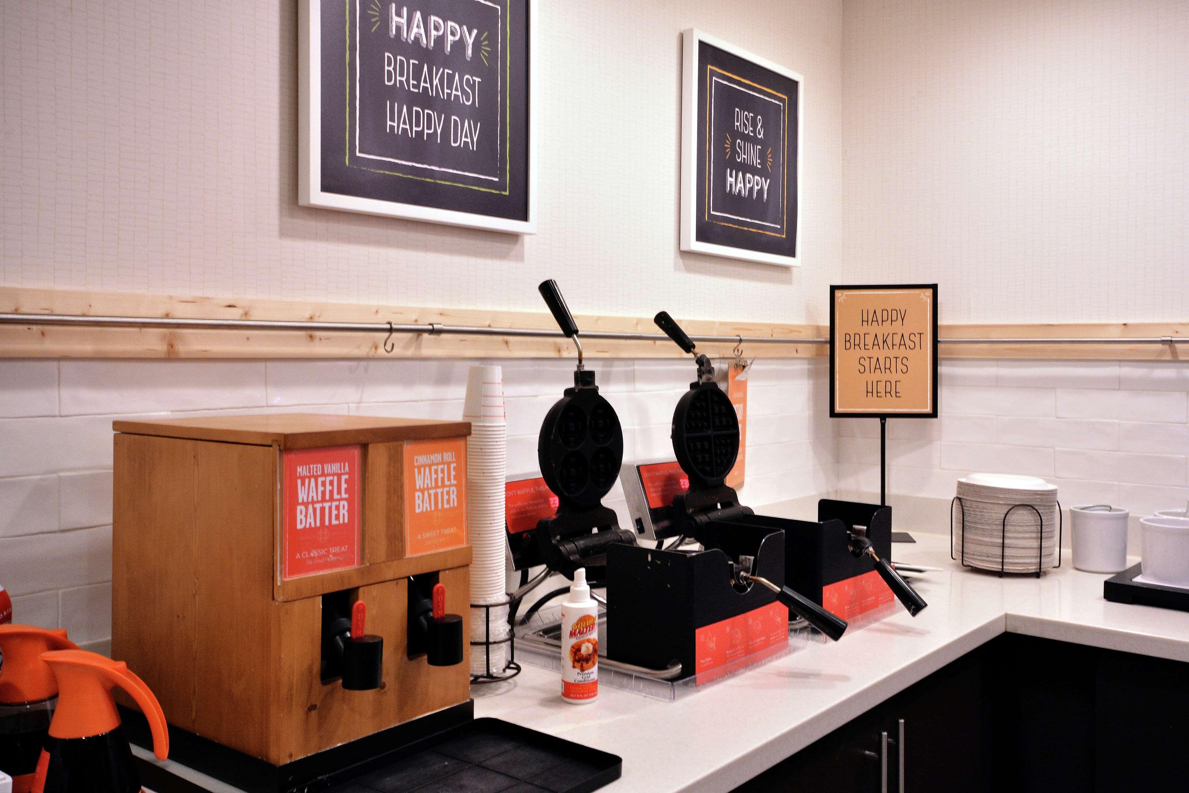 Hampton Inn Raleigh Capital Blvd North Екстериор снимка