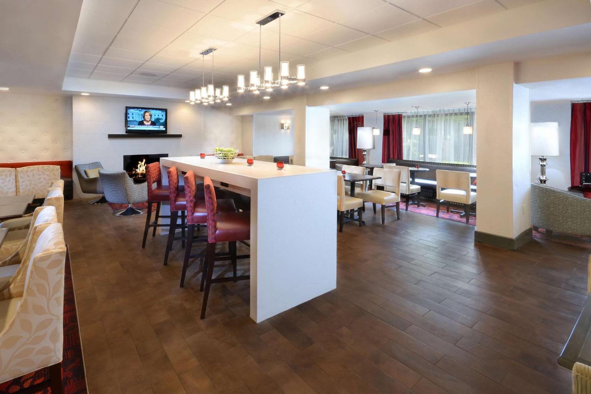Hampton Inn Raleigh Capital Blvd North Екстериор снимка