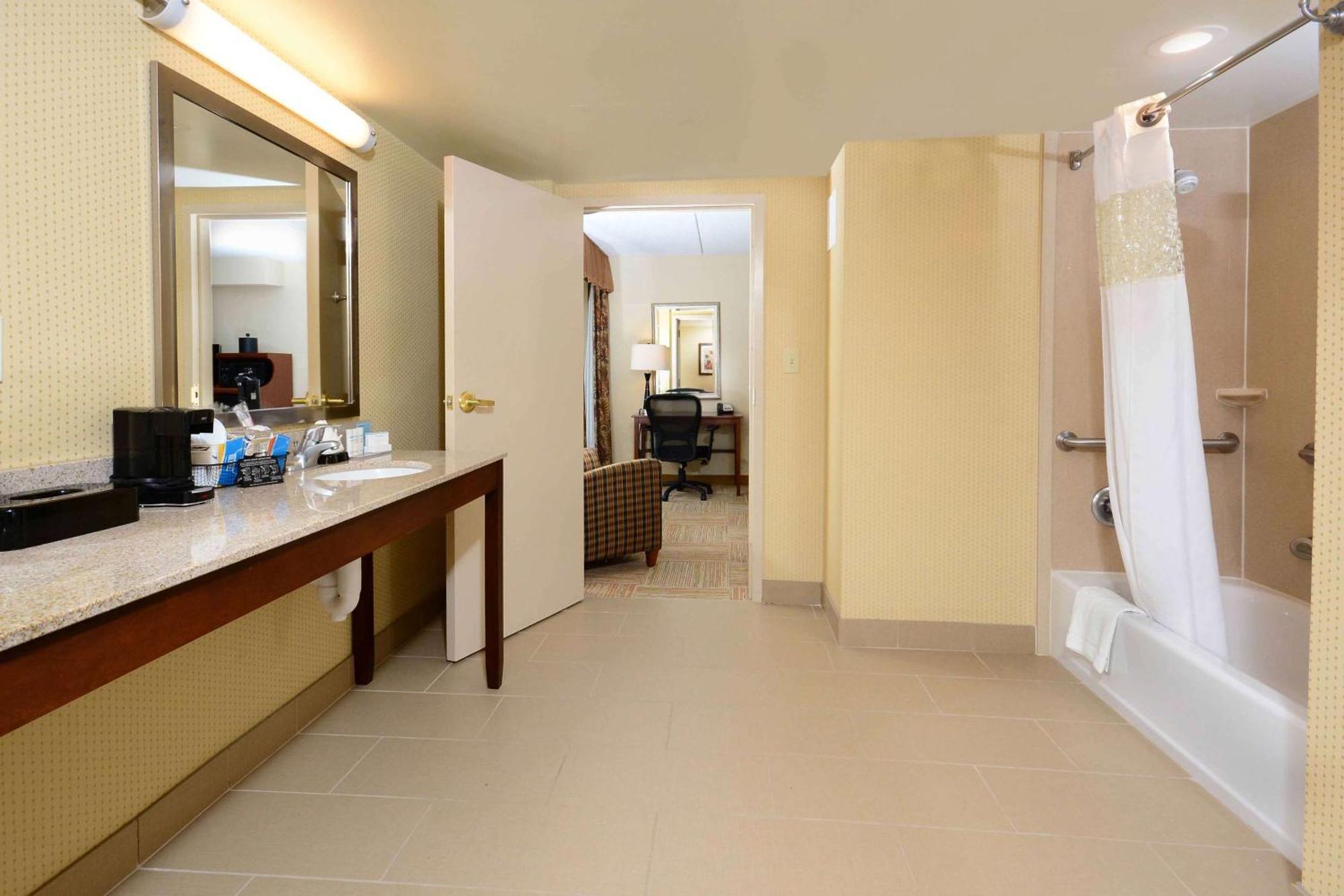 Hampton Inn Raleigh Capital Blvd North Екстериор снимка
