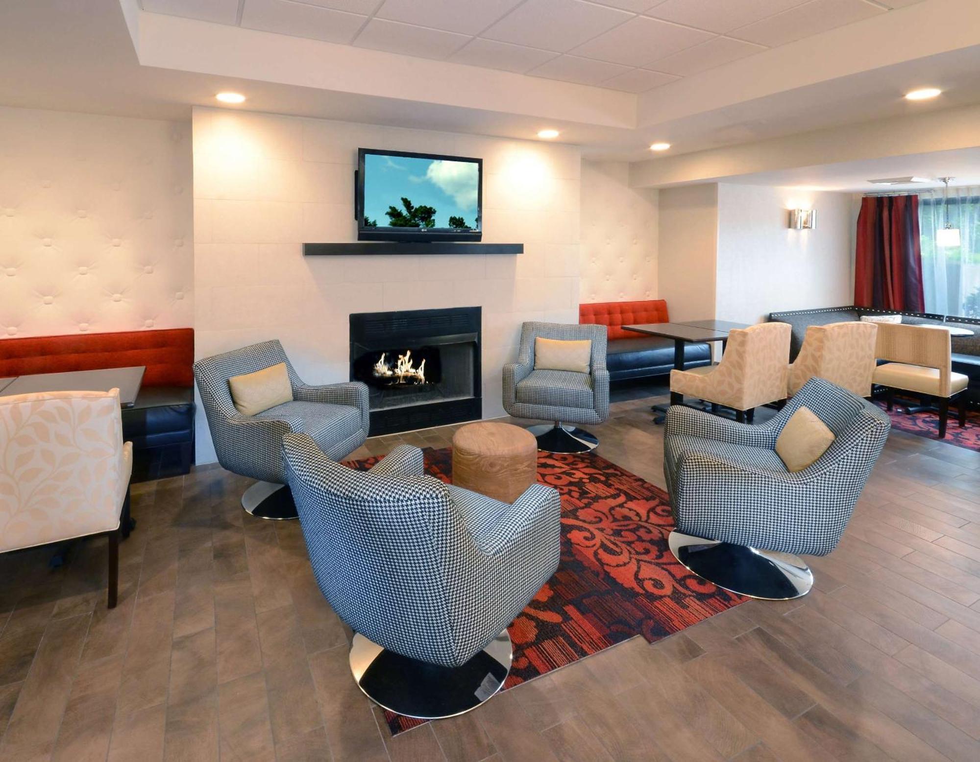Hampton Inn Raleigh Capital Blvd North Екстериор снимка
