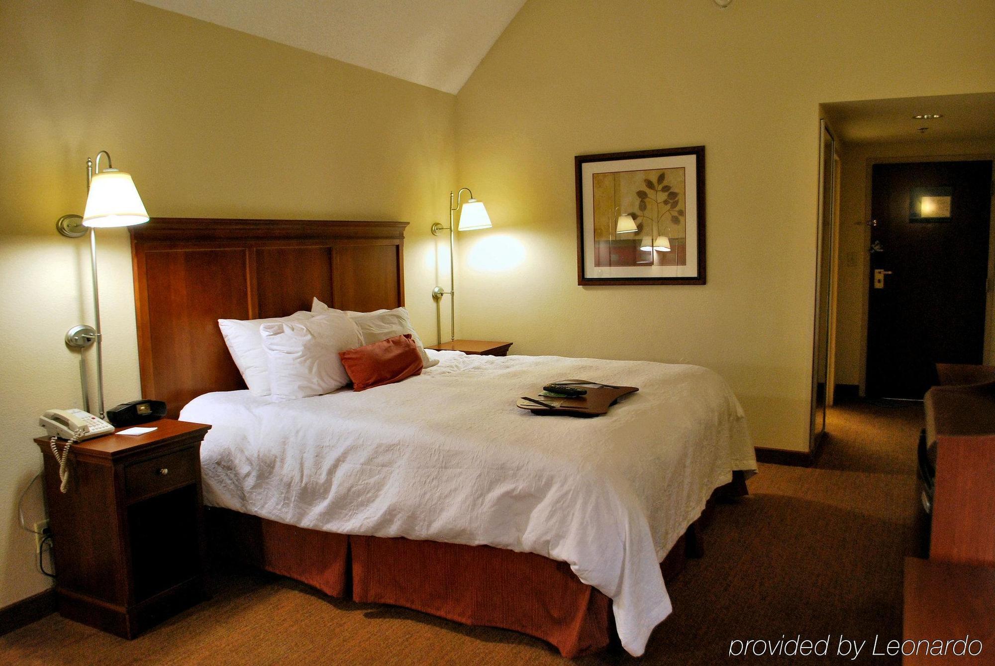 Hampton Inn Raleigh Capital Blvd North Стая снимка