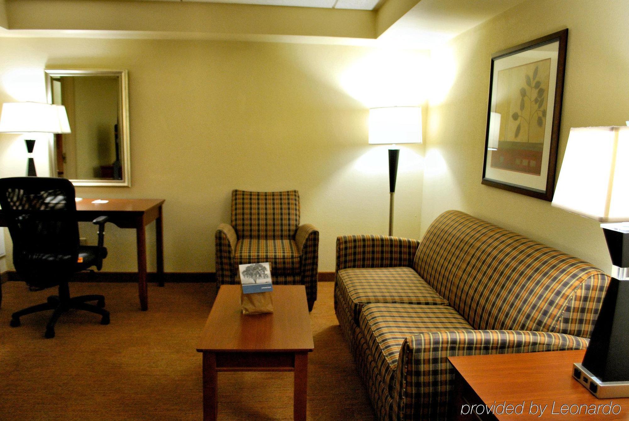 Hampton Inn Raleigh Capital Blvd North Стая снимка