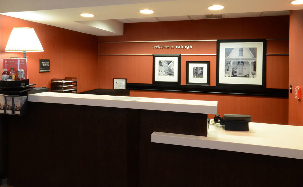 Hampton Inn Raleigh Capital Blvd North Екстериор снимка