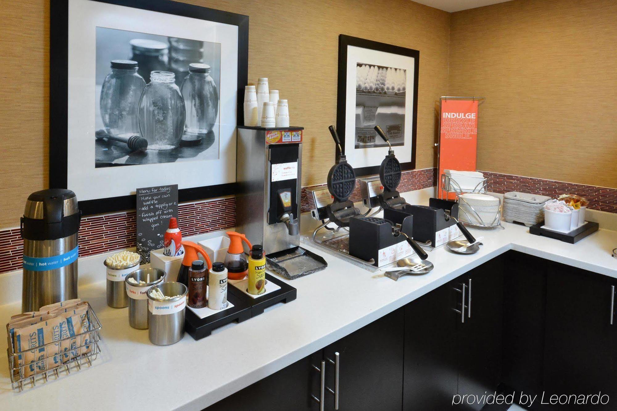 Hampton Inn Raleigh Capital Blvd North Екстериор снимка