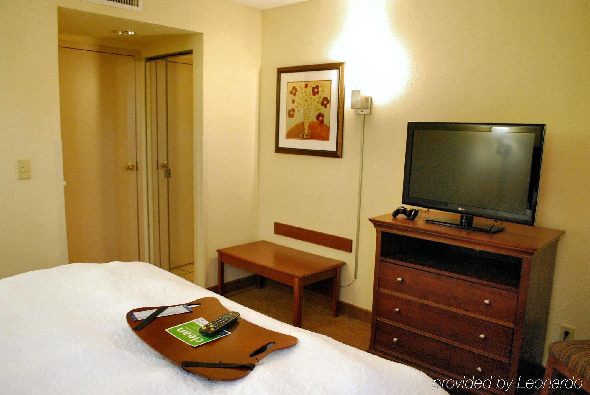 Hampton Inn Raleigh Capital Blvd North Стая снимка