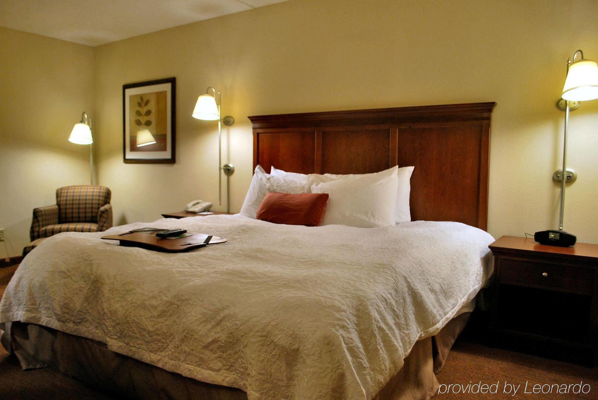 Hampton Inn Raleigh Capital Blvd North Стая снимка