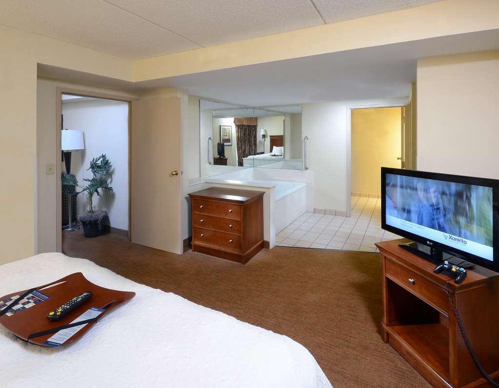 Hampton Inn Raleigh Capital Blvd North Стая снимка