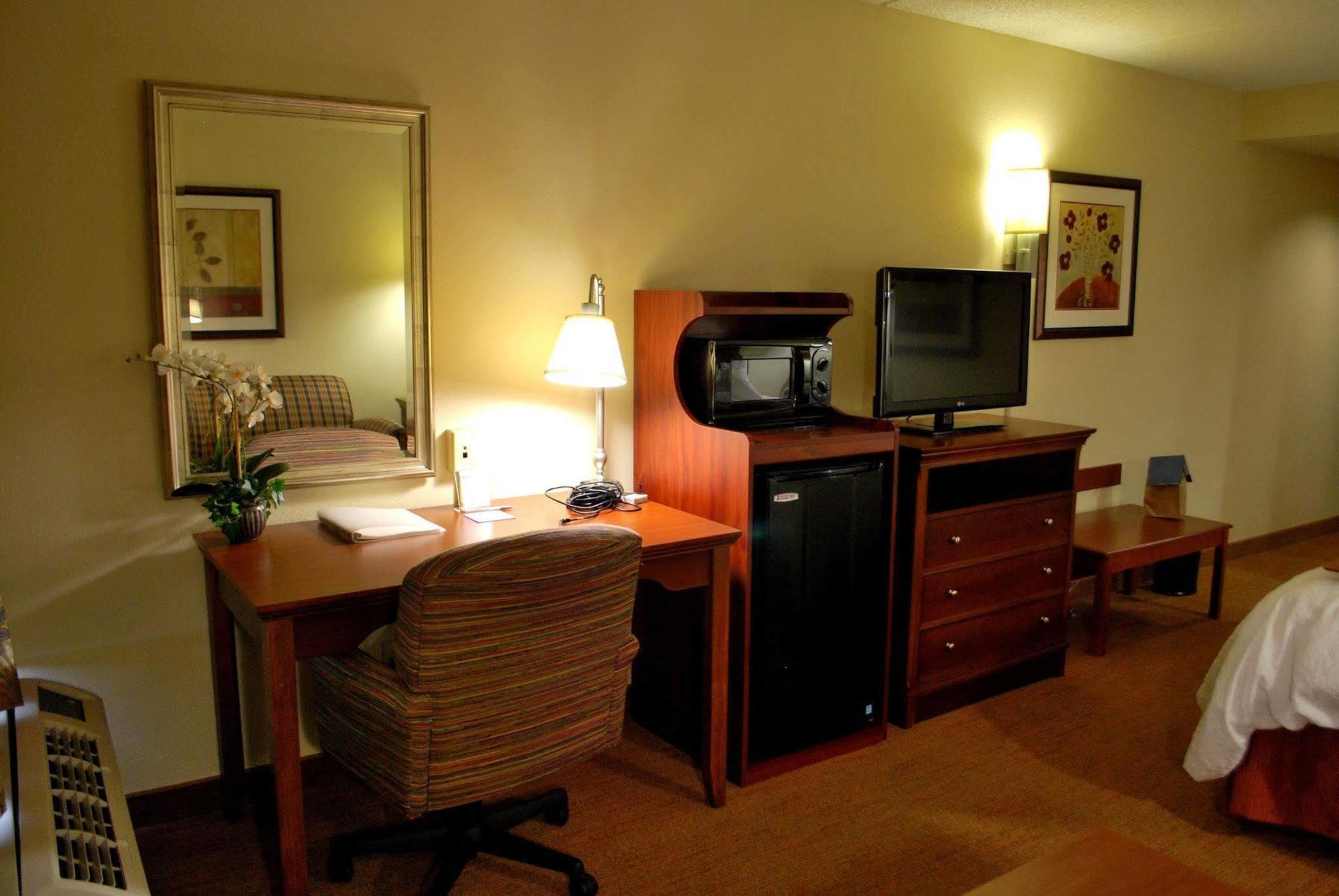 Hampton Inn Raleigh Capital Blvd North Стая снимка
