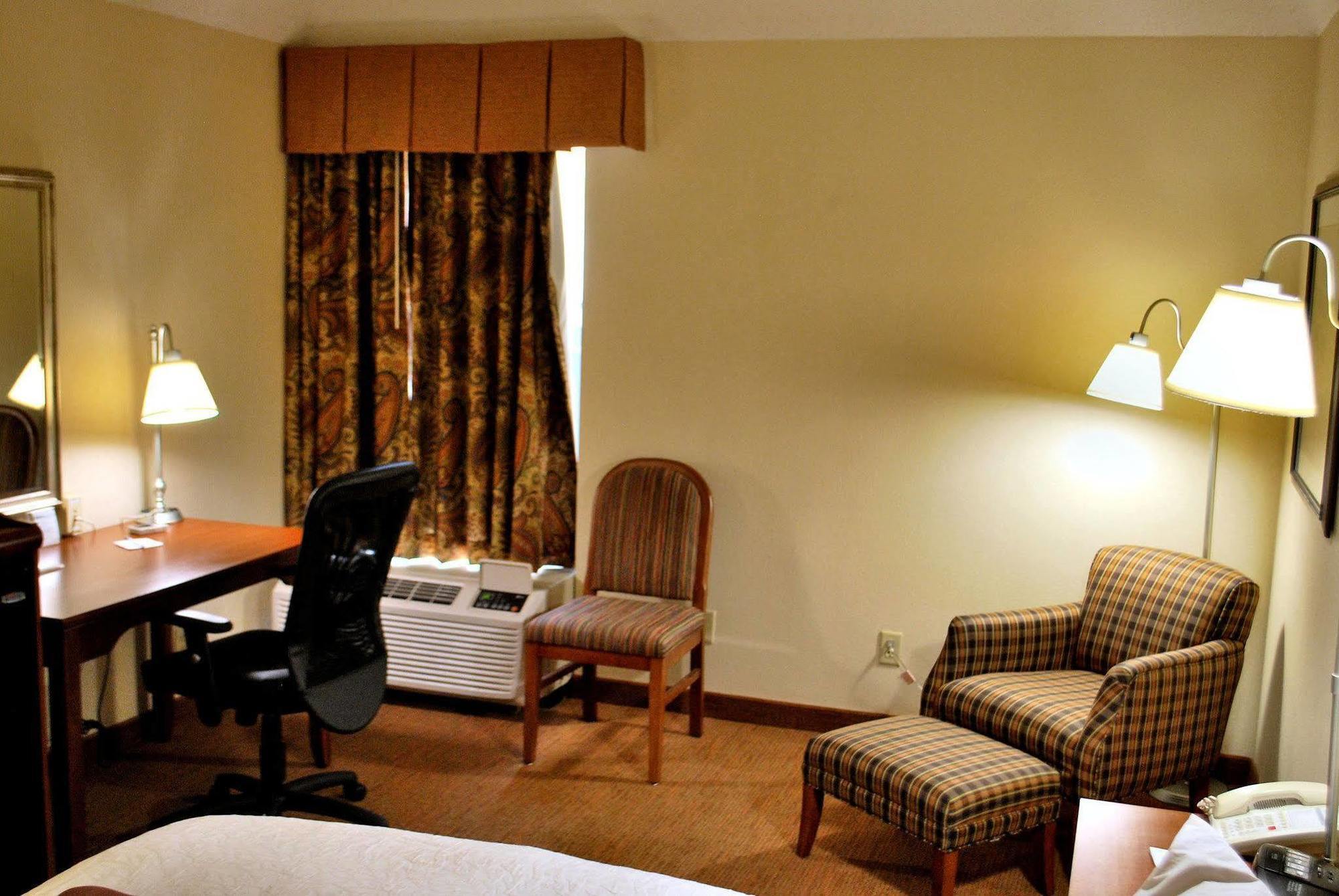 Hampton Inn Raleigh Capital Blvd North Стая снимка