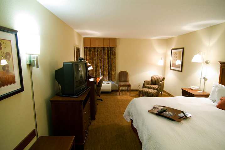 Hampton Inn Raleigh Capital Blvd North Стая снимка